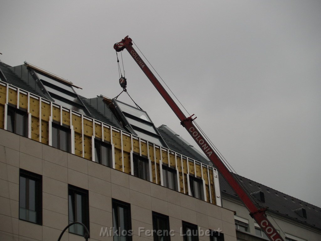 800 kg Fensterrahmen drohte auf Strasse zu rutschen Koeln Friesenplatz P48.JPG